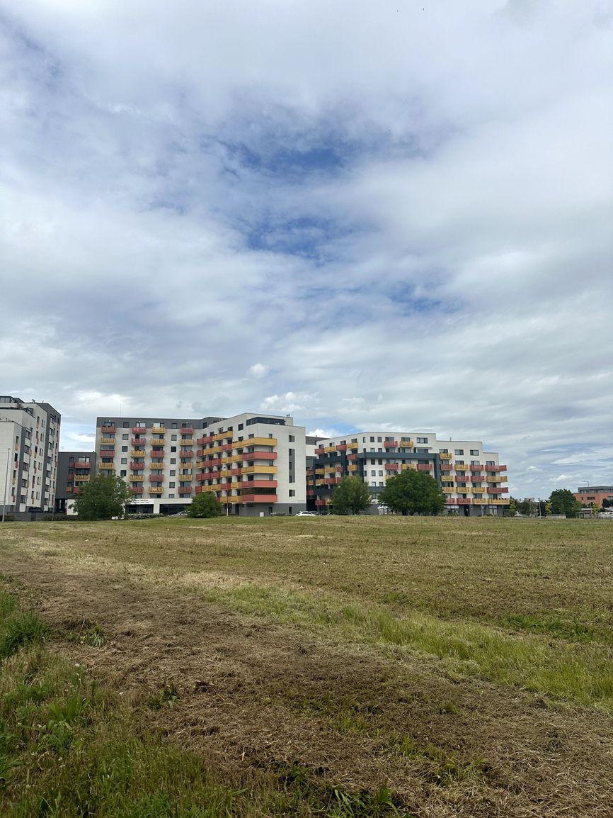 Prenájom pozemku pri OC ISLAND Trnava – vhodné na podujatia