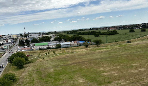 Prenájom pozemku pri OC ISLAND Trnava – vhodné na podujatia
