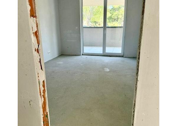 EXKLUZIVNE NA PREDAJ od DEVELOPERA posledný 3 IZBOVÝ BYT na 1.NP s velkorysou terasou - C5