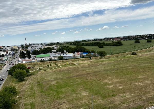 Prenájom pozemku pri OC ISLAND Trnava – vhodné na podujatia